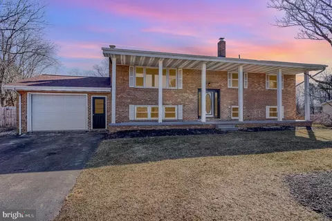 1606 Art Dr, Hanover, PA 17331