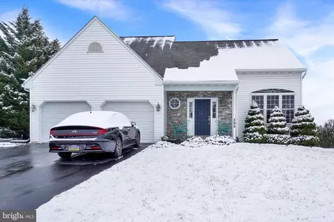 595 Apple Tree Ln, Mount Wolf, PA 17347