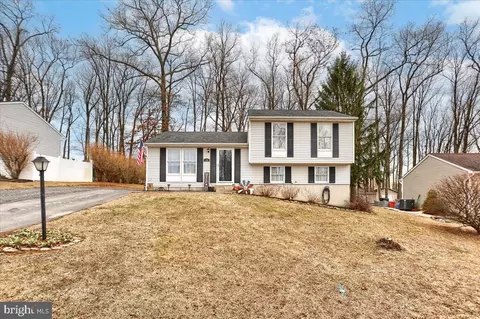 10 Cedar Ln, Stewartstown, PA 17363