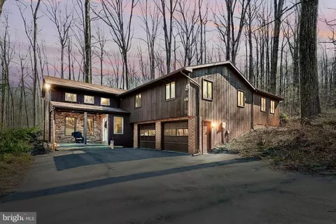 7964 High Rock Rd W, Hanover, PA 17331