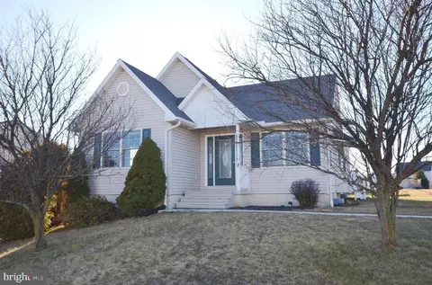 9 Menlena Cir, Hanover, PA 17331