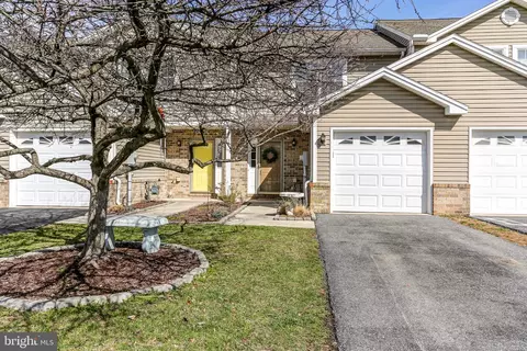218 Autumn Woods Ct, Dillsburg, PA 17019