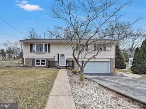 2640 Thornbridge Rd E, York, PA 17408