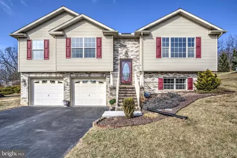 9 Larch Dr, Hanover, PA 17331