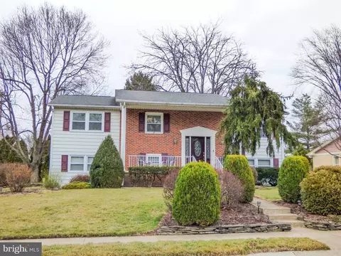 421 Hunting Park Ln, York, PA 17402