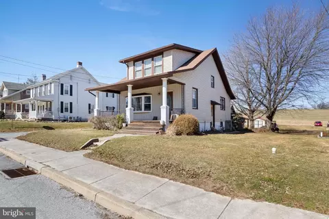 31 Hanover St, Spring Grove, PA 17362