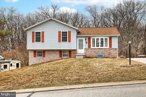 110 Gardenia Dr, Hanover, PA 17331