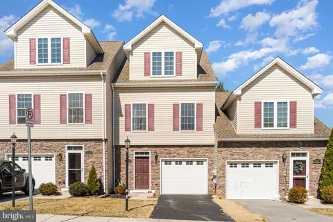 863 Blossom Dr, Hanover, PA 17331