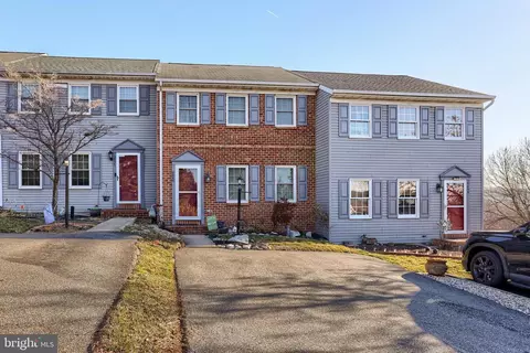 2465 Woodmont Dr, York, PA 17404