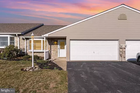 2462 Pin Oak Dr #73, York, PA 17406