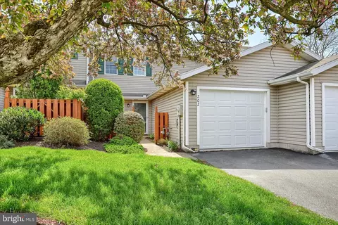 202 Bentwood Ln #18, York, PA 17408