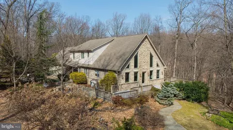 4495 Beards School Rd, Spring Grove, PA 17362