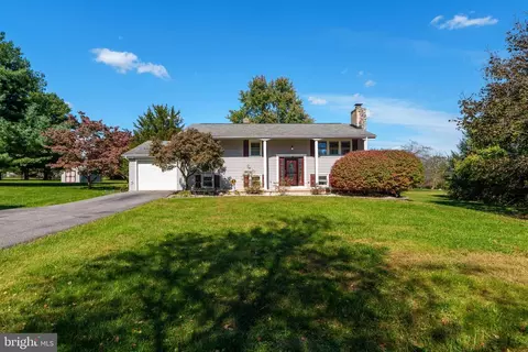 5134 Pine View Dr, Glen Rock, PA 17327