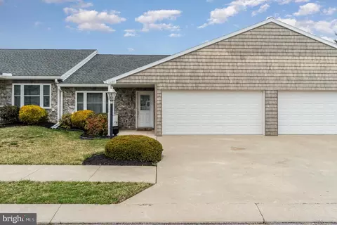 4221 Clair Mar Dr #19, Dover, PA 17315