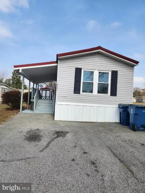 807 Lake Dr, Mount Wolf, PA 17347