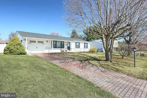 55 Cardinal Dr, Hanover, PA 17331