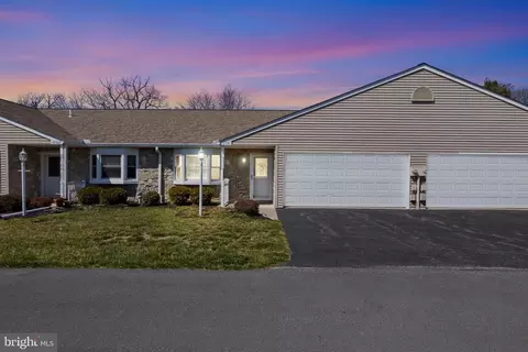 2526 Pin Oak Dr #101, York, PA 17406