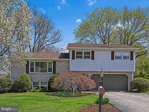2747 Sierra Dr, York, PA 17402