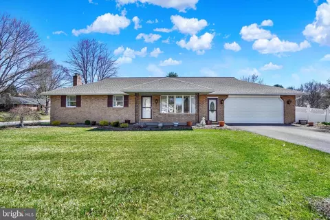 34 Eagleton Dr, York, PA 17407