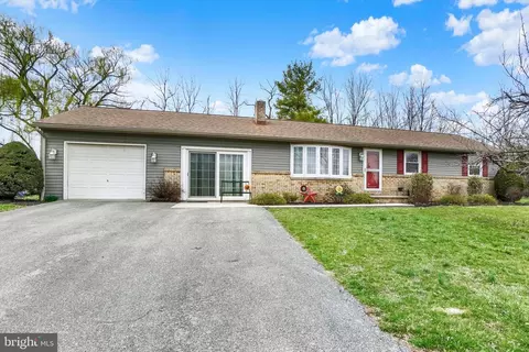 15 Shennys Dr, York, PA 17408