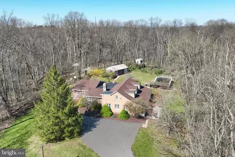 133 S Lake Rd, Thomasville, PA 17364