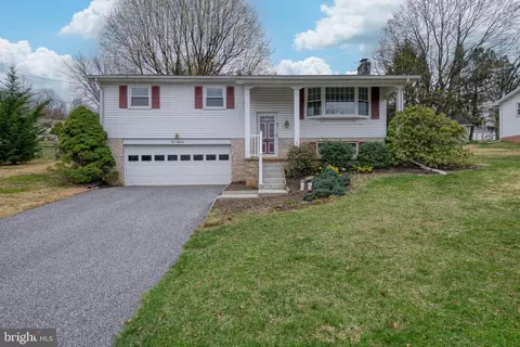 418 Holyoke Dr, York, PA 17402