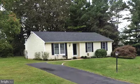 4 Cedar Ln, Stewartstown, PA 17363