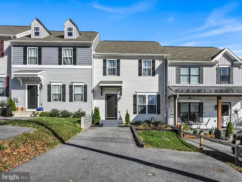 9 S George St, Stewartstown, PA 17363