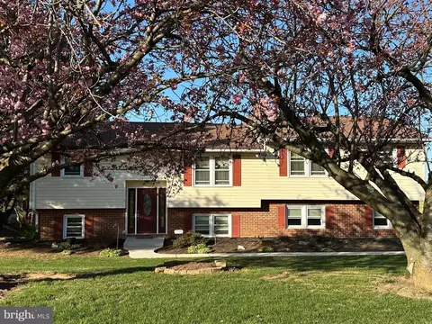 2176 Oakwood Dr, Hanover, PA 17331
