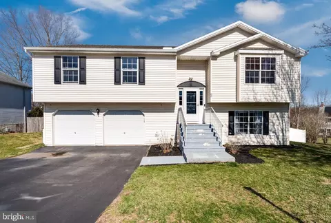 80 Farm Ln, Manchester, PA 17345