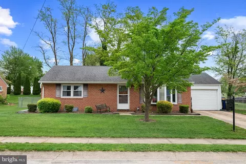 2160 Bon Aire Dr, York, PA 17408