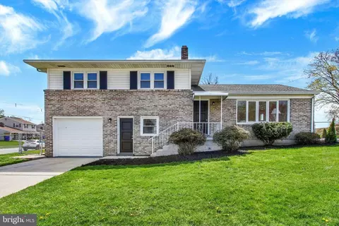 22 Spring Ridge Dr, York, PA 17408