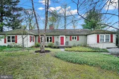 161 Woodland Dr, York, PA 17403