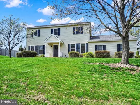120 Steffie Dr, Mount Wolf, PA 17347