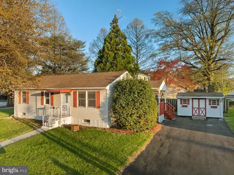 30 Allegheny Ave, Hanover, PA 17331