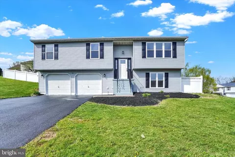 180 Asbury Ct, Mount Wolf, PA 17347