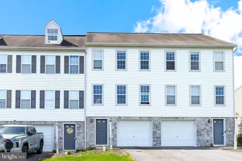 2822 Woodmont Dr, York, PA 17404