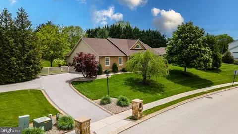 1222 Brian Ln, Hanover, PA 17331