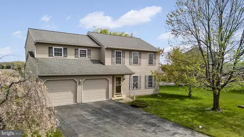 245 Pebble Beach Dr, Mount Wolf, PA 17347