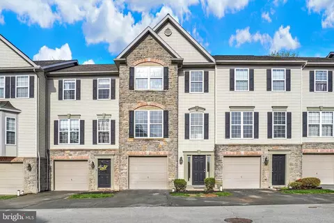 2764 Hunters Crest Dr #3, York, PA 17402