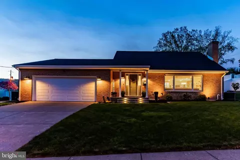 25 Corvair Dr, Dillsburg, PA 17019