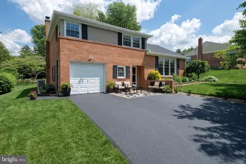 1061 Sundale Dr, York, PA 17402