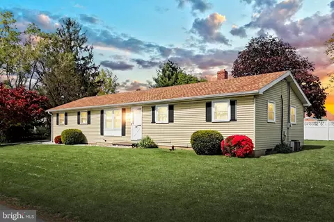 15 S Hill St, Stewartstown, PA 17363