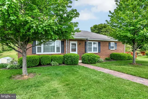 2046 Yingling Dr, Spring Grove, PA 17362