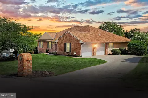 3008 Ashcomb Ct, Red Lion, PA 17356