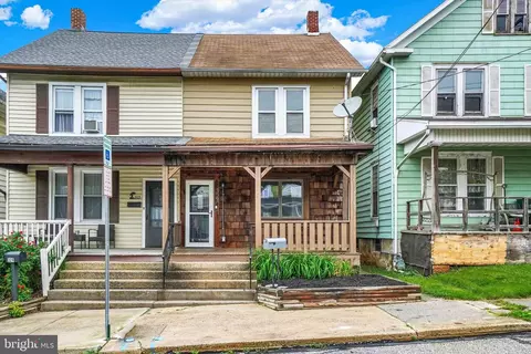 327 W Maple St, Red Lion, PA 17356