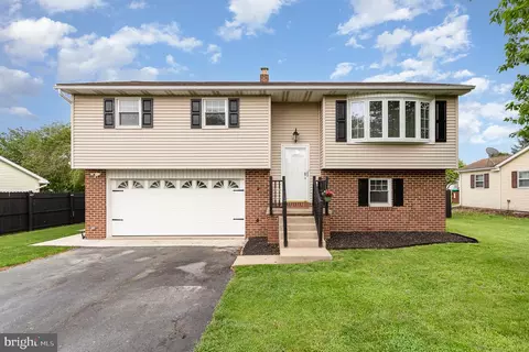 221 Lena Dr, York, PA 17408