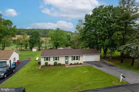3015 Acorn Ln, Red Lion, PA 17356