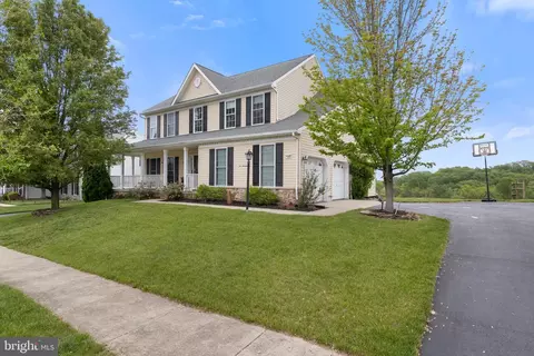 7685 Grand Lake Dr, Seven Valleys, PA 17360