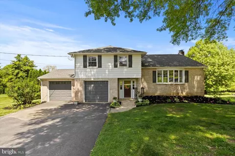 1765 Hilltop Dr, York, PA 17406